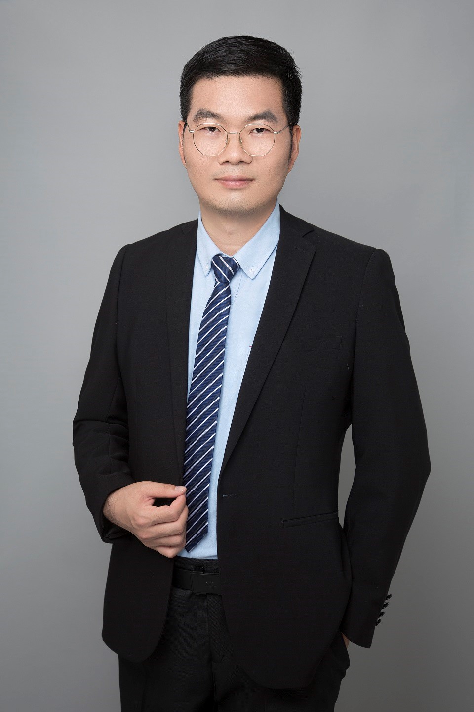 黄新敬教授照片